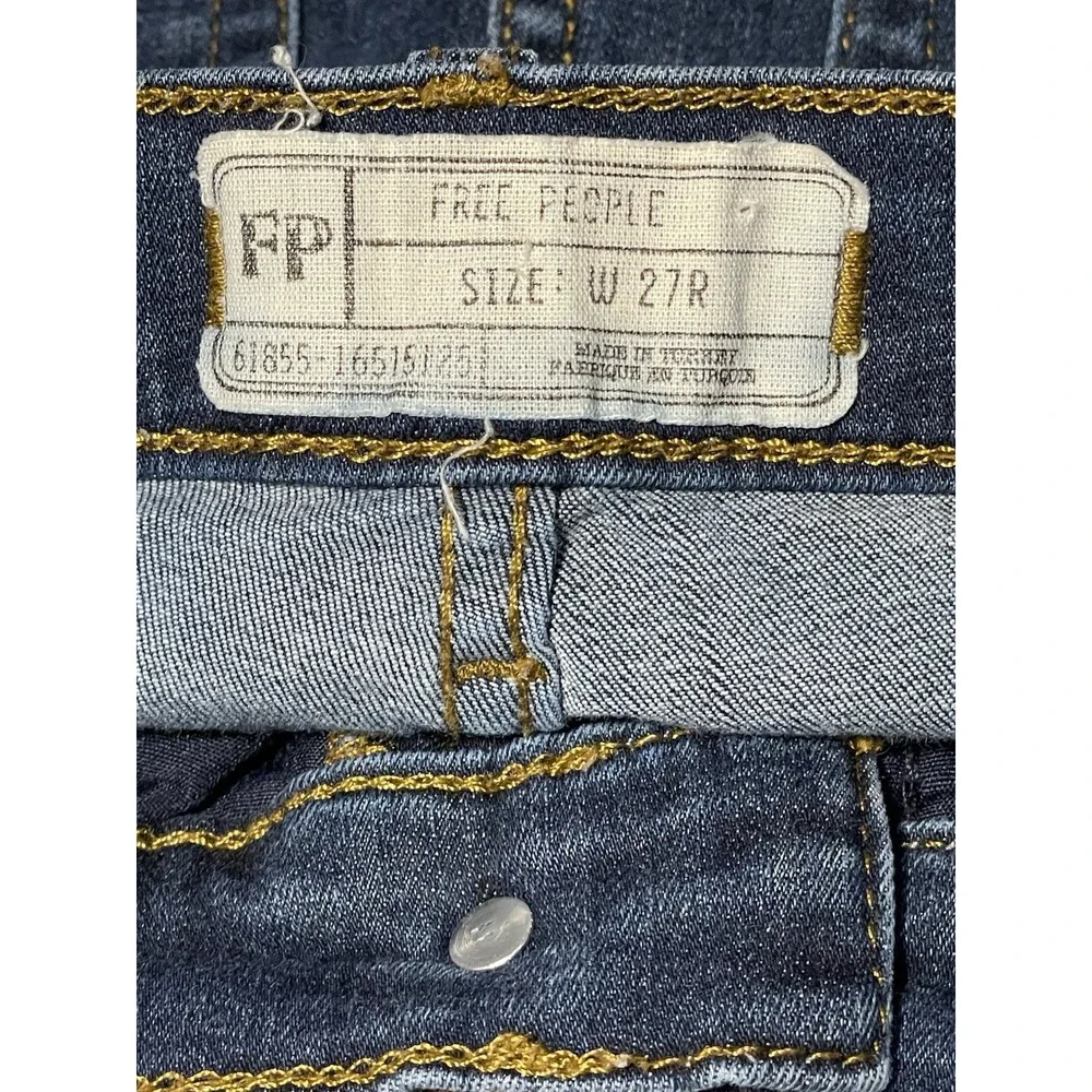 Free People Women's Jeans Size 27. Medium Wash, Destroyed Knees.‎ Medium Wash